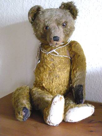 uralter Bing Teddybär, stark abgeliebt und beschädigt, 30er Jahre, vor der Restaurierung