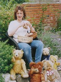 Das war 1995 - Susanne beim Teddyrestaurieren